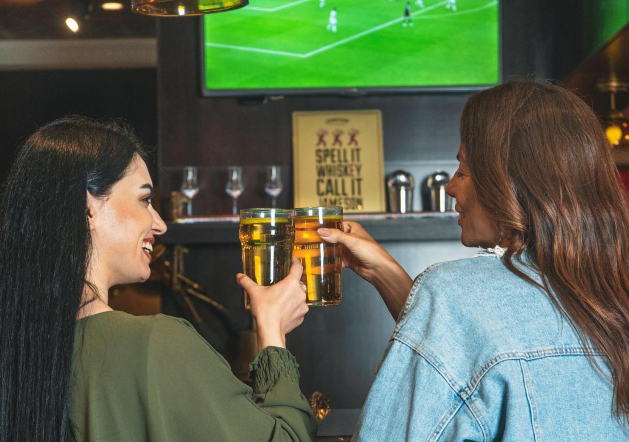 City Centre Rotana Доха Екстер'єр фото Two women drinking beer