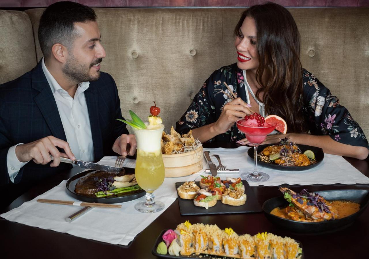 City Centre Rotana Доха Екстер'єр фото A couple dining at a restaurant