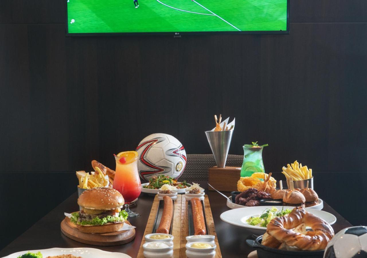 City Centre Rotana Доха Екстер'єр фото A typical sports bar menu