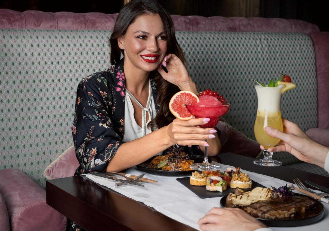 City Centre Rotana Доха Екстер'єр фото A woman dining