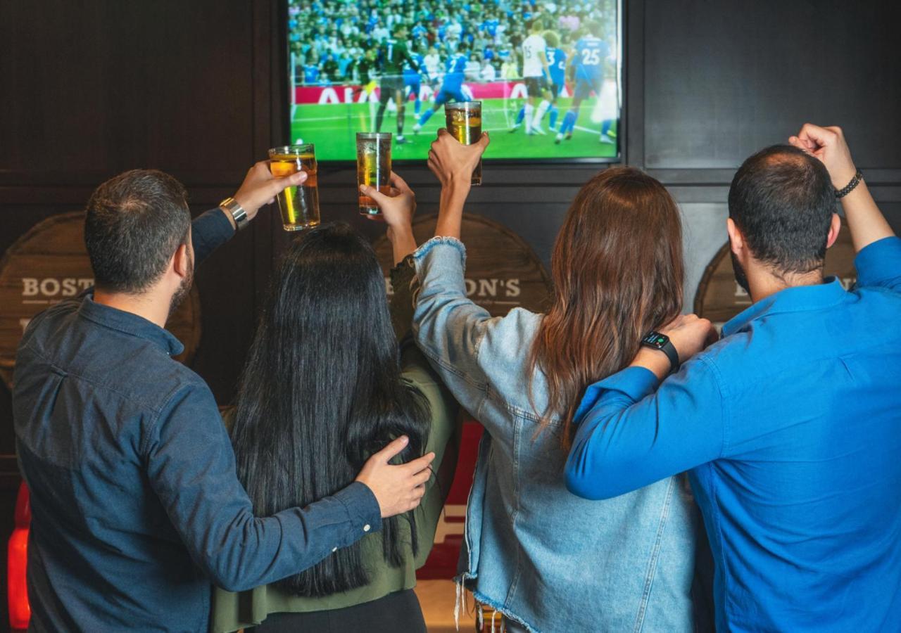 City Centre Rotana Доха Екстер'єр фото Watching a match at a sports bar