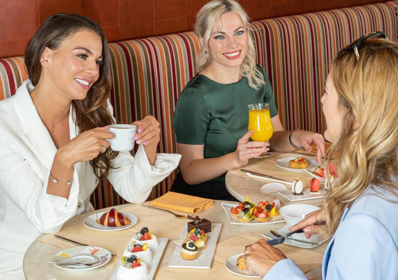 City Centre Rotana Доха Екстер'єр фото Guests enjoying a meal at the restaurant