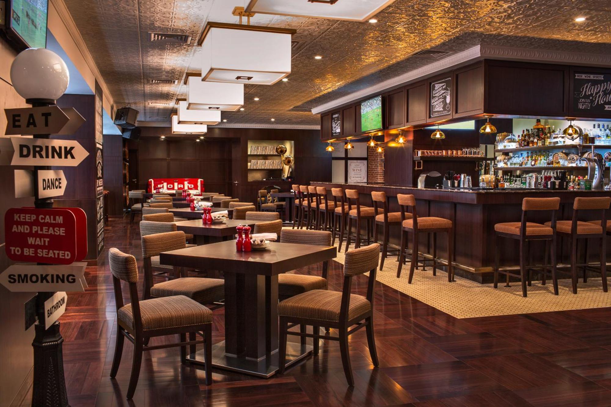 City Centre Rotana Доха Екстер'єр фото The interior of a typical bar