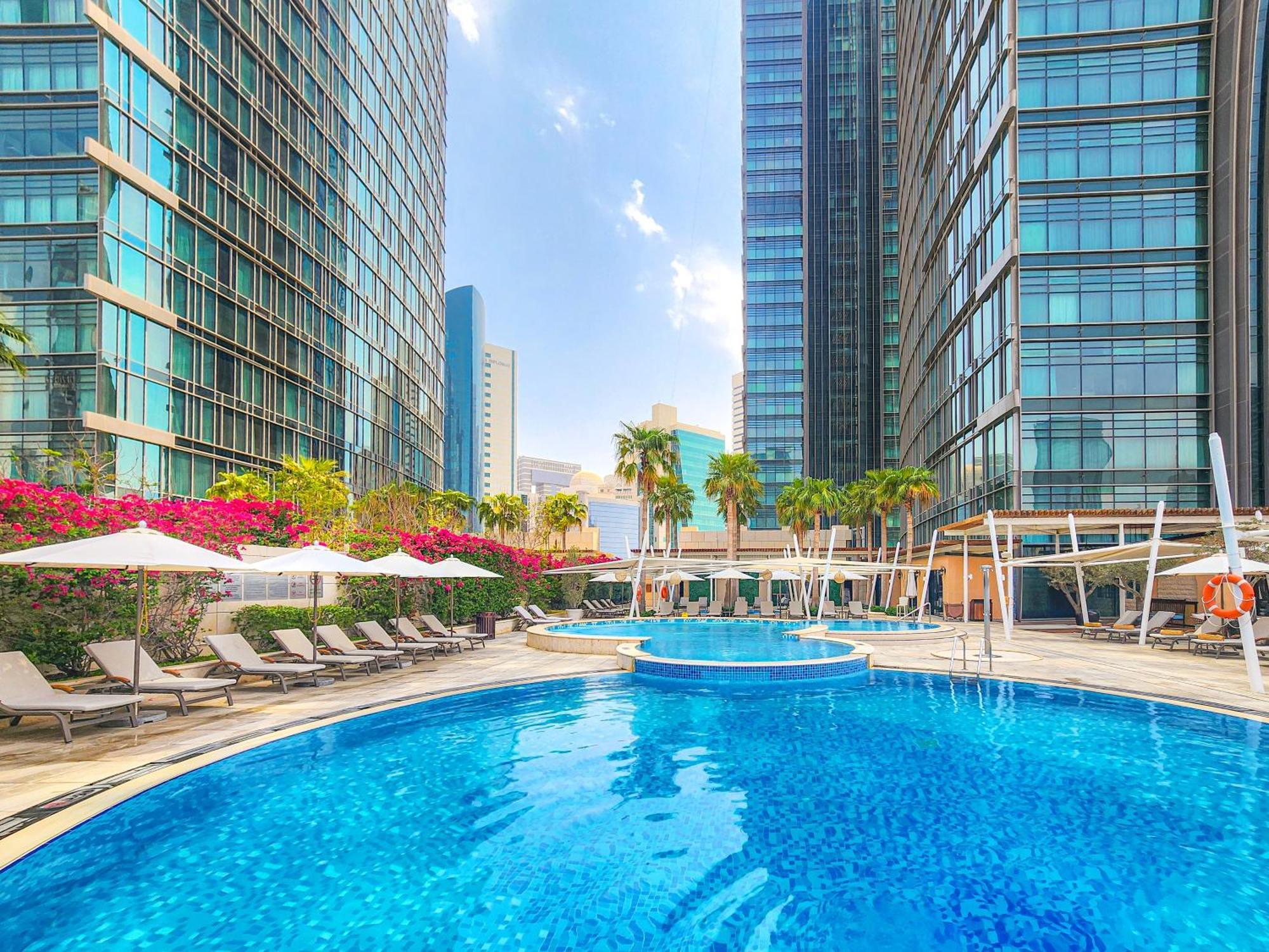 City Centre Rotana Доха Екстер'єр фото The swimming pool at the hotel