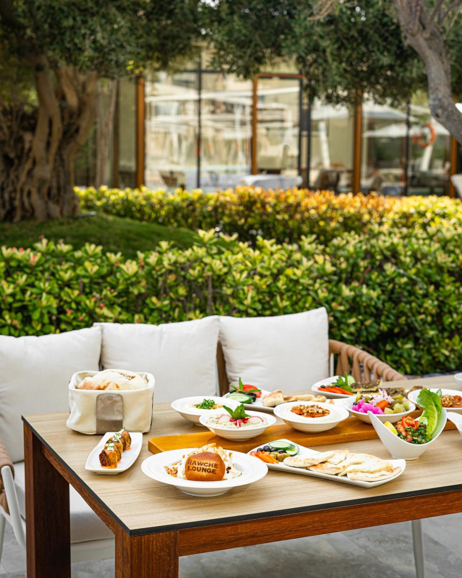 City Centre Rotana Доха Екстер'єр фото A selection of dishes at the restaurant