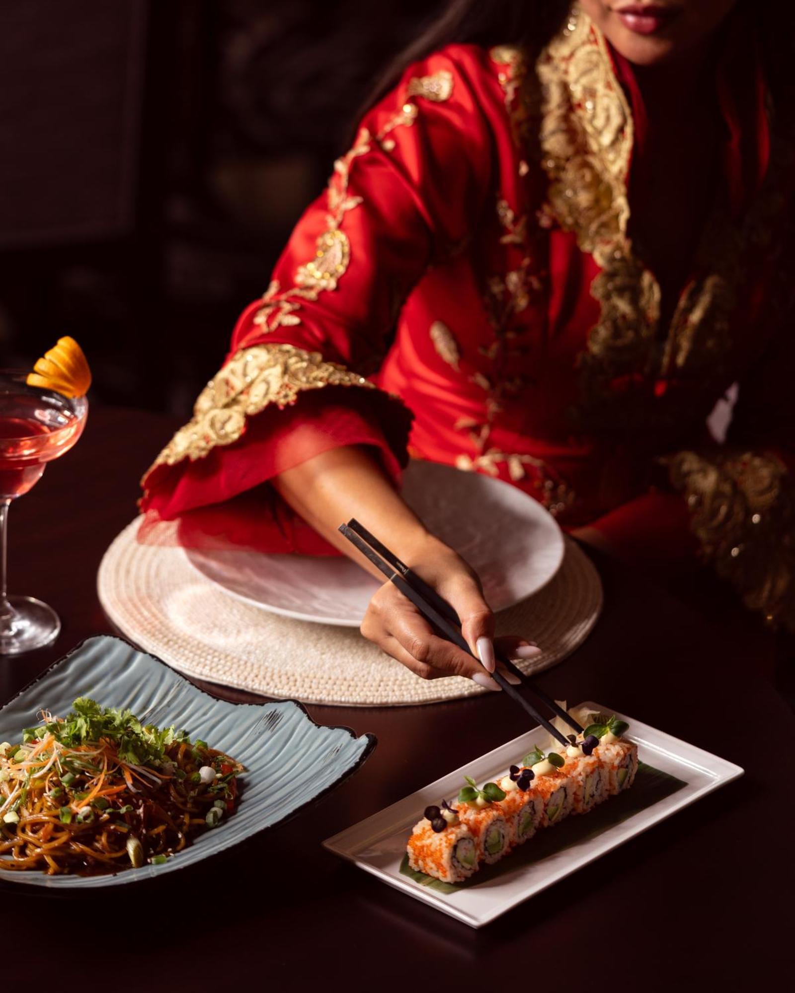 City Centre Rotana Доха Екстер'єр фото A woman using chopsticks