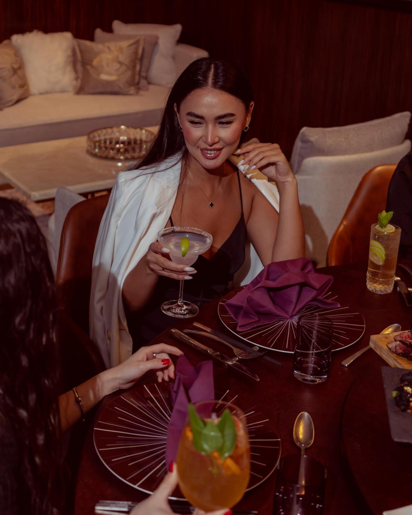 City Centre Rotana Доха Екстер'єр фото A woman drinking a cocktail